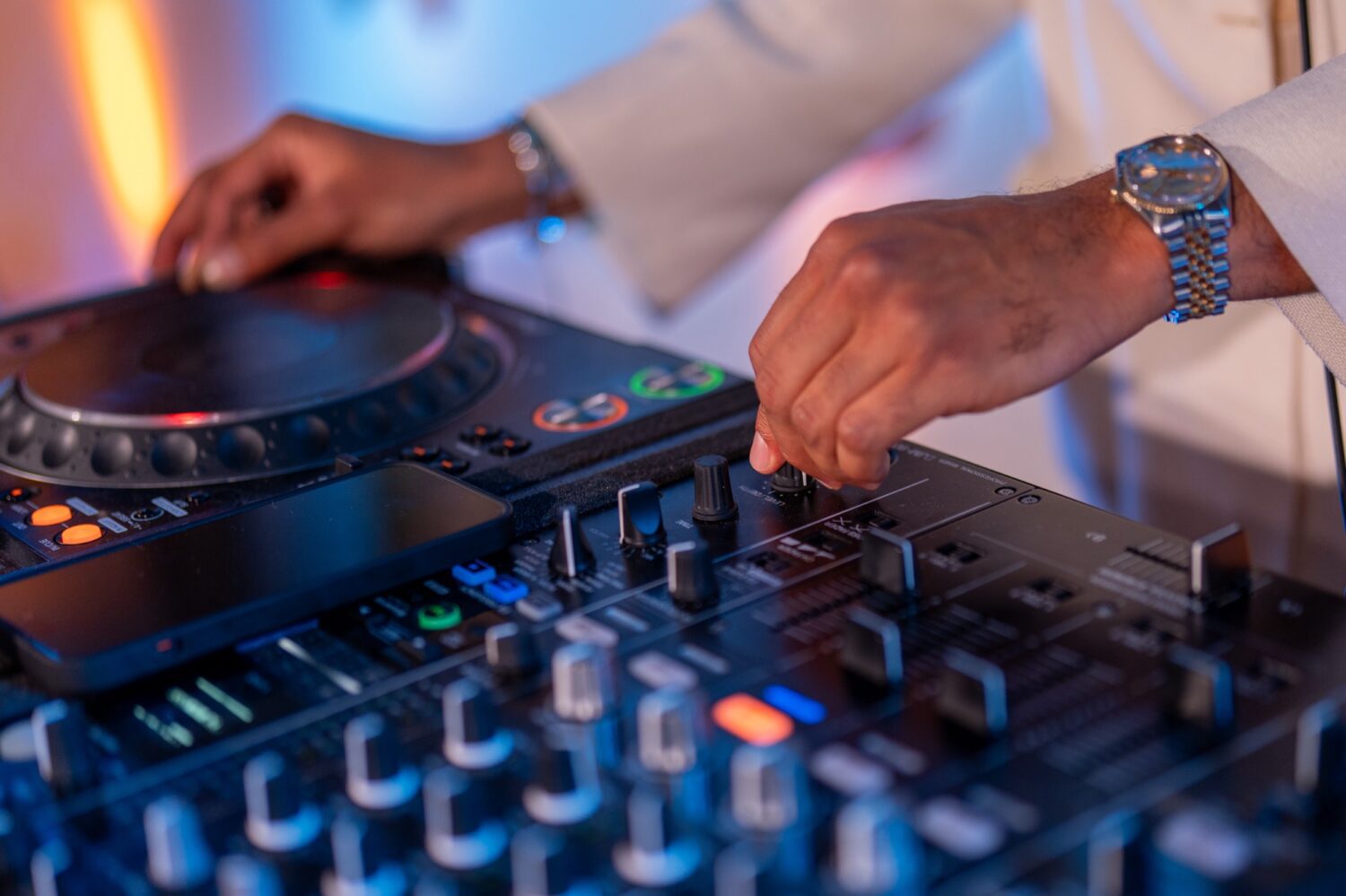 Homme manipulant une plateforme DJ